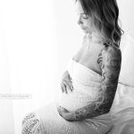 Babybauch und Schwangerschaftsfoto in Schwarz Weiß