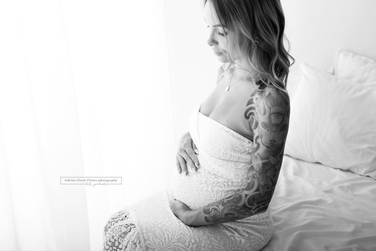 Babybauch und Schwangerschaftsfoto in Schwarz Weiß