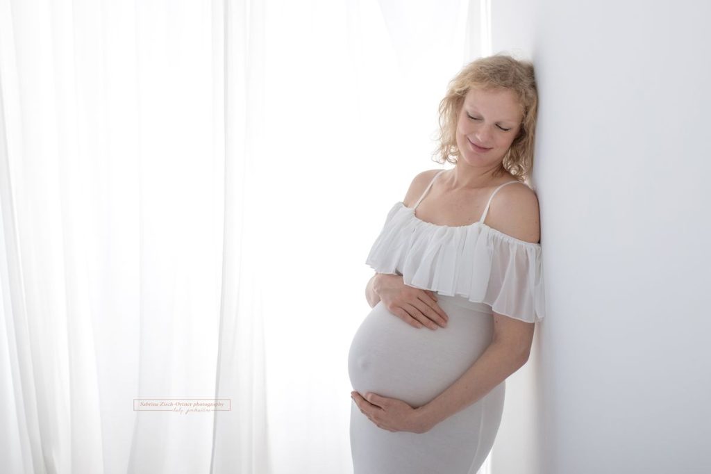 Babybauchfotos in 33 Schwangerschaftswoche