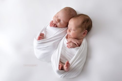 Babyfotos der Zwillingsburschen im Alter von 14 Tagen