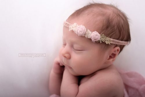 Babyfotoshooting mit rosa Blumen Haarband als Accessoire