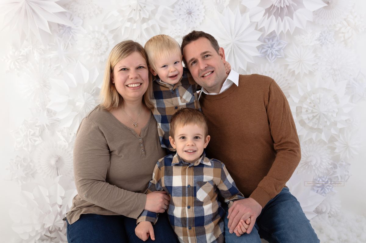 Familienfoto mit Weihnachtshintergrund von Mama Papa Sohn und Sohn