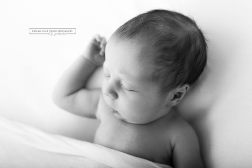 Portraitaufnahme von Baby in Schwarz Weiß