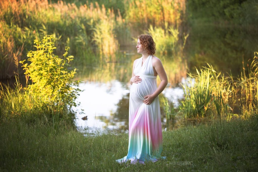 Regenbogenkleid im Einsatz beim Outdoor Schwangerschaftsshooting