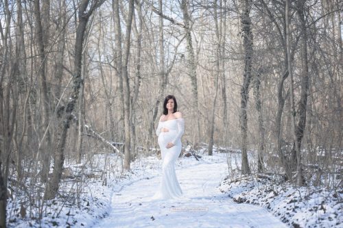 Schwangerschaftsfotos im Winter Outdoor in handgemachten Babybauchkleidern