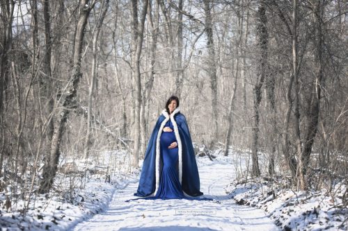 Winter Outdoor Babybauchfotos mit Schnee und Schwangerschaftskleid
