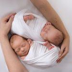 Zwillinge beim Neugeborenenshooting