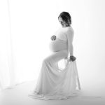 außergewöhnliches Gegenlichtfoto mit Treppe beim Schwangerschaftsshooting