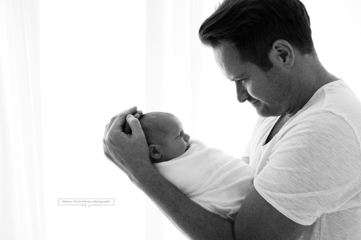 besondere Foto von Papa und frisch geborenem Sohn bei seinen Babyfotos