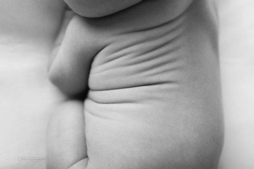 die kleinen Rückenfalten eines Neugeborenen