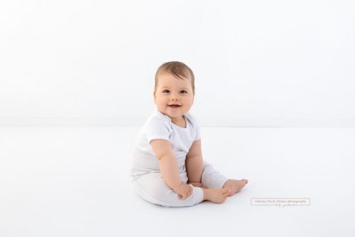 ein Lächeln eines 6 Monate alten Jungen
