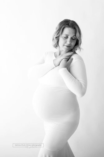 elegantes Schwangerschaftsfoto in Schwarz Weiss