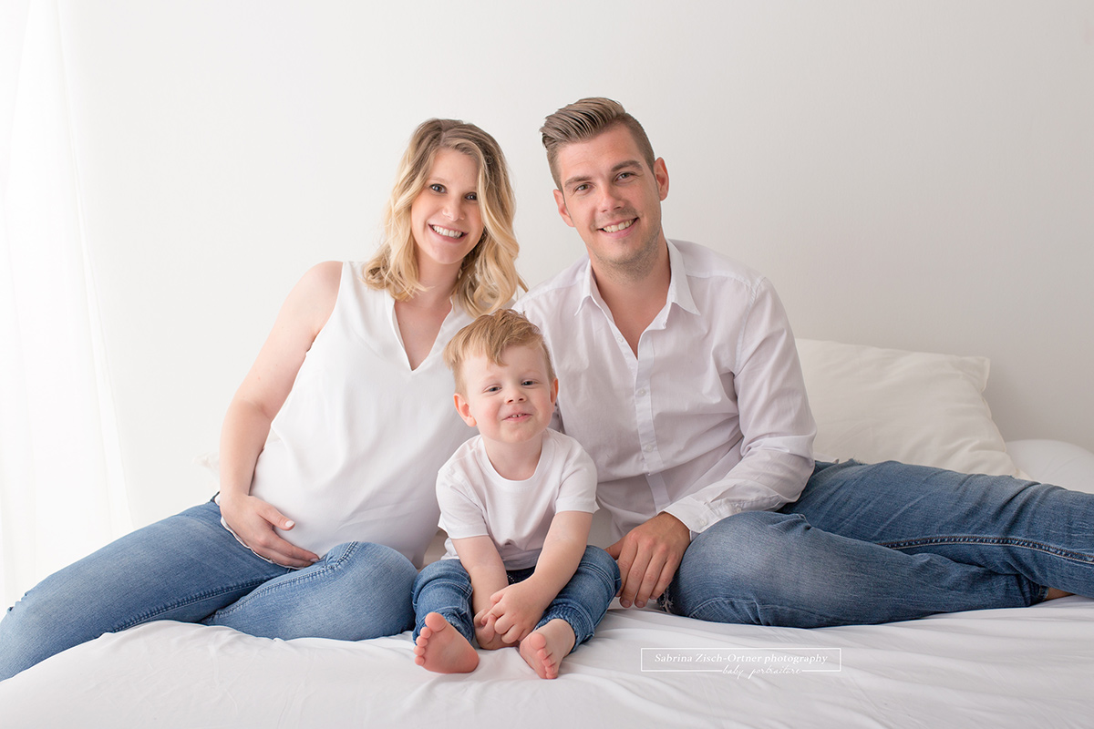 glückliche Familie bei ihrem Babybauchshooting Wien