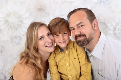 strahlende Familie bei ihrem Familienfotoshooting bei Sabrina Zisch-Ortner
