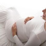 strahlende Schwangere mit ihrem Babybauch
