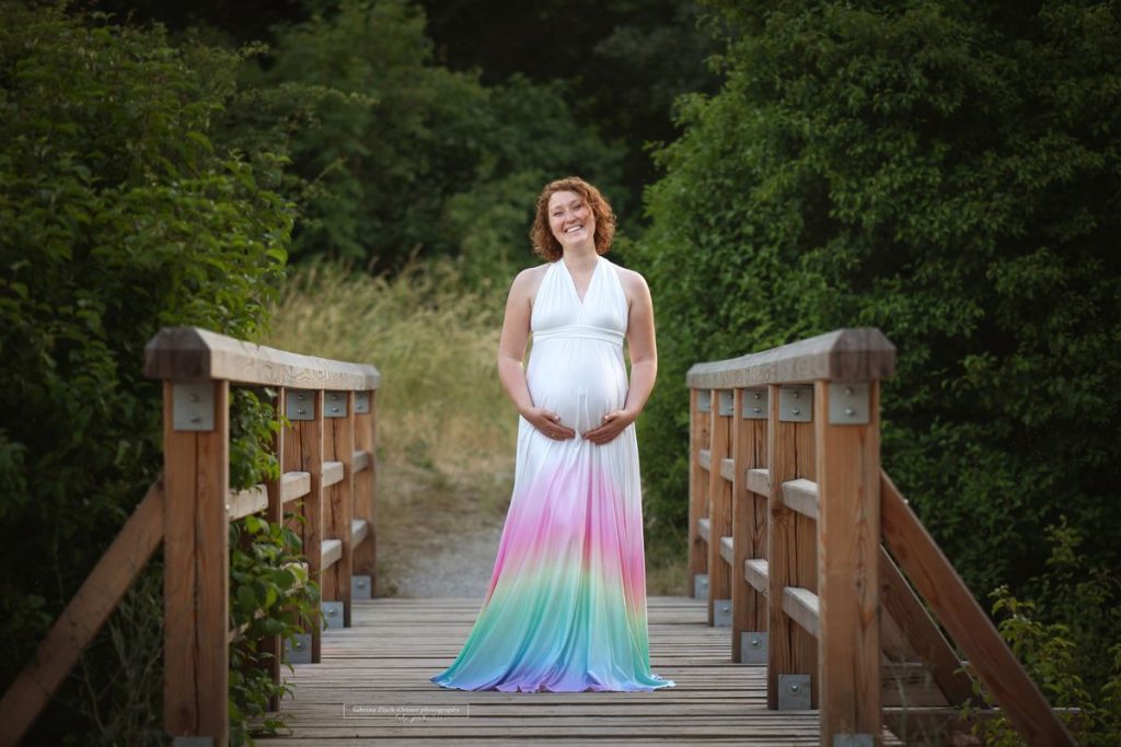 traegerloses Regenbogenkleid für Outdoor Babybauchshooting