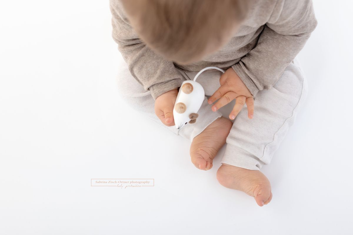 zuckersüße Füße und Hände festgehalten beim Babyfotoshooting