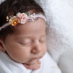 Baby Mädchen mit rosa Haarband mit Blüten