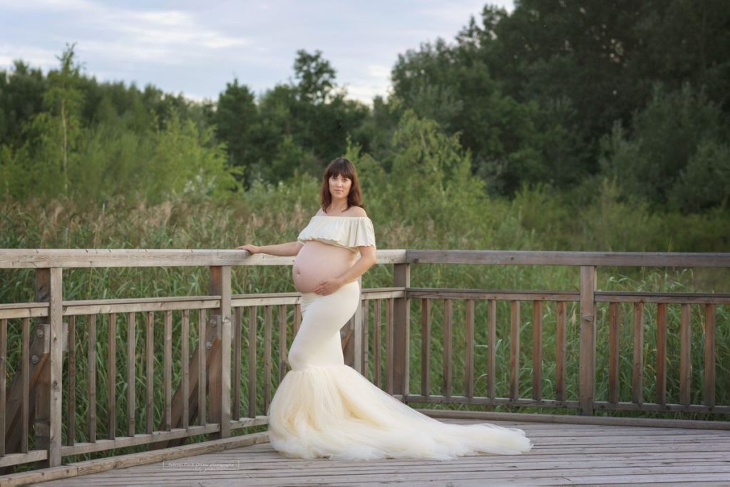 Babybauch Fotos draußen mit Schwangerschaftskleid