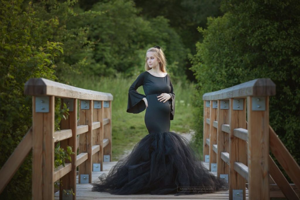 Babybauch Kleid für Outdoor Fotoshooting in Schwarz