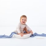 Babyfotos in Schale mit blauem Tuch