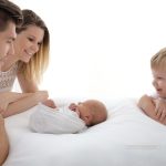 Familienfoto beim Babyshooting mit großem Bruder