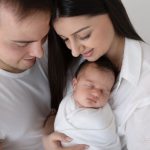 Familienfoto beim Babyshooting wenn Mama Tochter hält