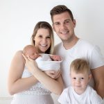 Familienfoto beim Neugeborenen Shooting der vierköpfigen Familie