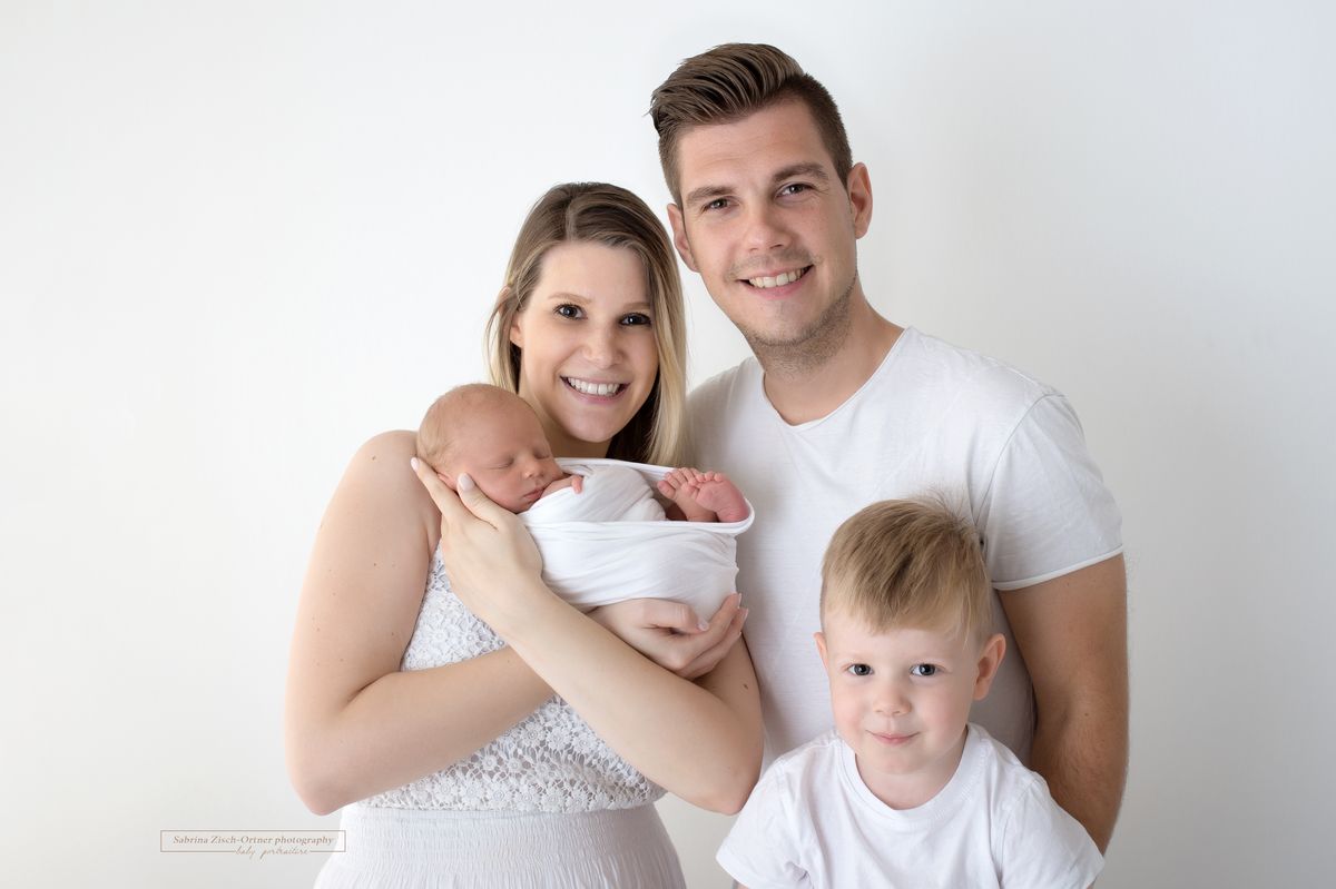 Familienfoto beim Neugeborenen Shooting der vierköpfigen Familie