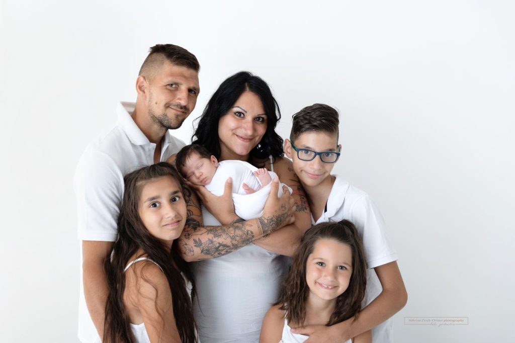 Familienfoto der sechsköpfigen Familie beim Neugeborenenshooting