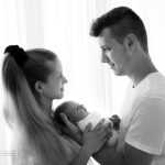 Familienfoto in Schwarz Weiß mit neugeborenem Baby