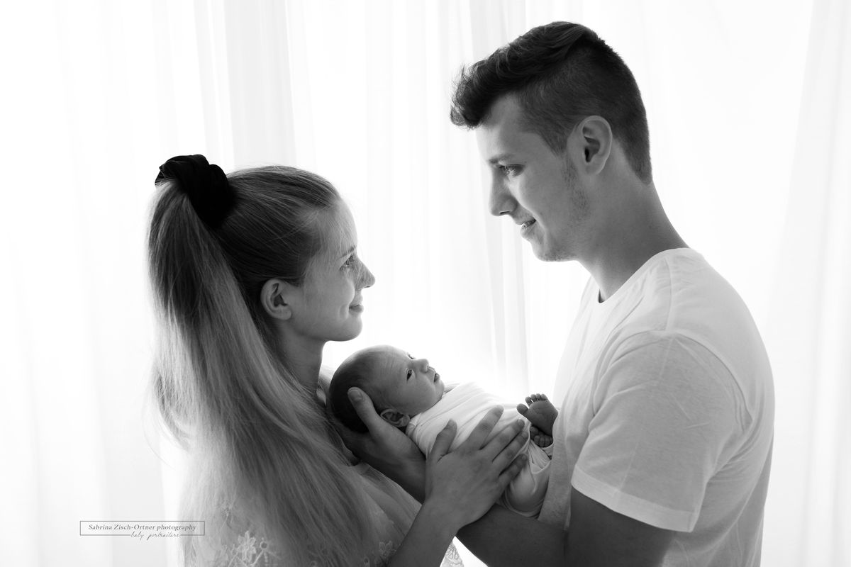 Familienfoto in Schwarz Weiß mit neugeborenem Baby