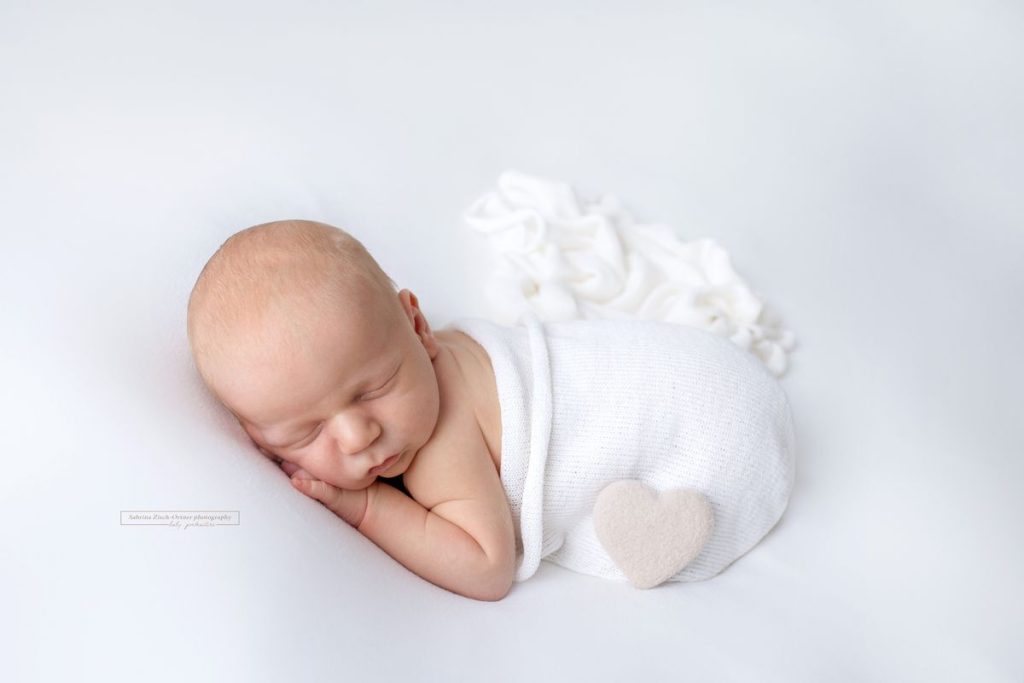 Foto Posing mit Neugeborenen beim Fotoshooting