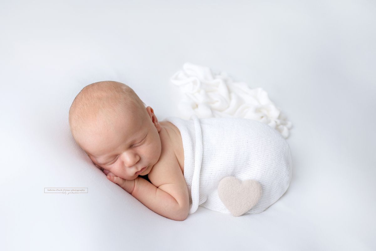 Baby Foto Posing mit Neugeborenen beim Fotoshooting