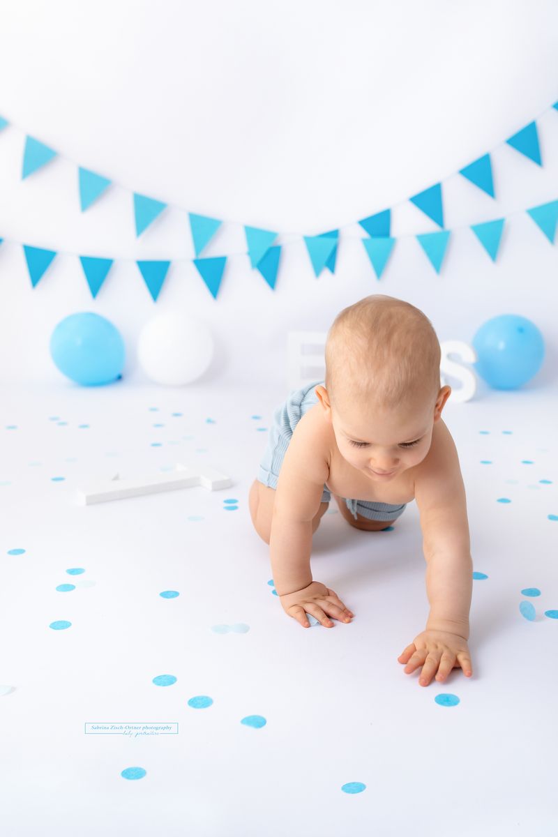 Geburtstagsdeko in Blau Weiß ohne Torte für Baby