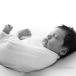 Gegenlichtaufnahme in Schwarz Weiß des neugeborenen Babys