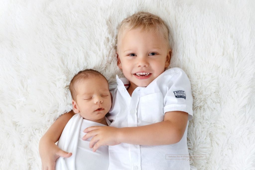 Geschwisterfoto beim Baby Neugeborenen Fotoshooting