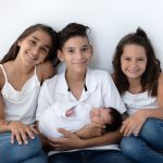 Geschwisterfoto beim Neugeborenenshooting mit Baby und den drei großen Geschwistern