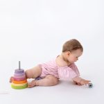 Grimms Regenbogen Stapelturm bei Fotoshooting mit Baby