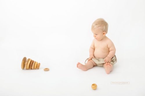 Holz Stapelturm ist umgefallen beim Baby Fotoshooting mit 6 Monaten