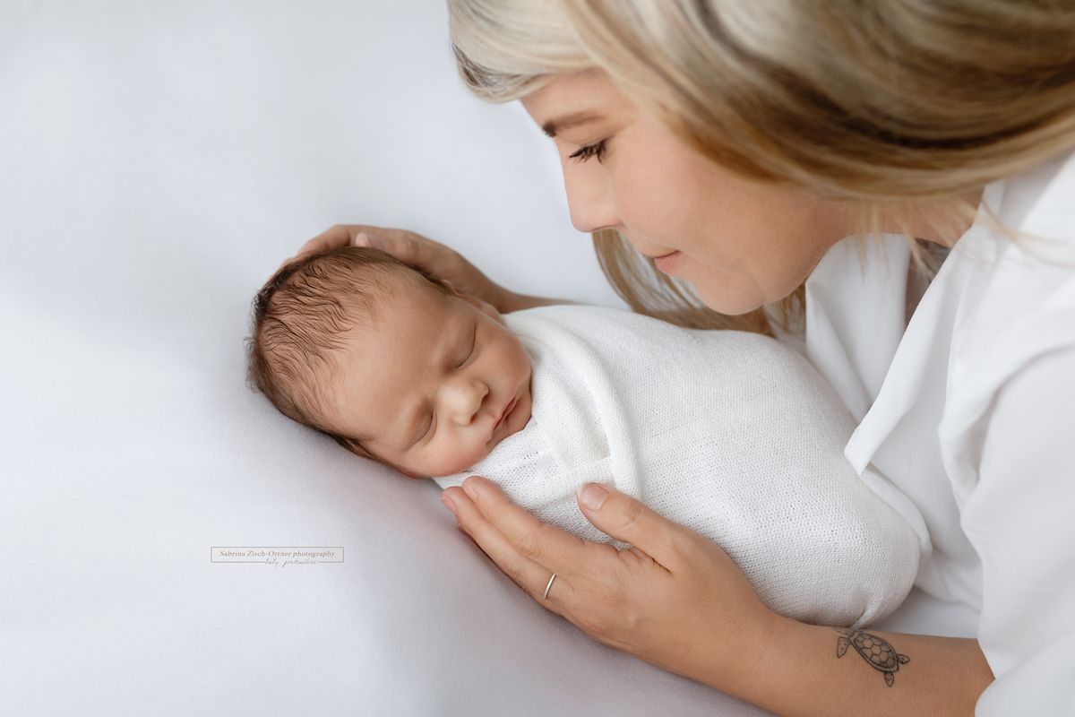 Mama und Baby Foto beim Neugeborenenshooting
