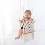 Markame Schaukel beim Babyfotoshooting zum Meilenstein Sitzen