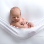 Neugeborenes Baby schlafend beim Fotoshooting in Wien