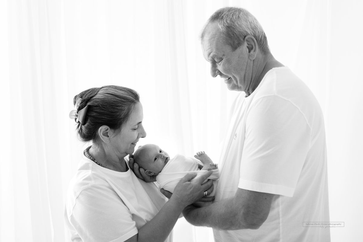 Oma und Opa mit Enkel Foto vom Neugeborenenshooting bei Zisch Ortner