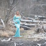 Outdoor Dezember Fotos einer Schwangeren im langen Babybauchkleid