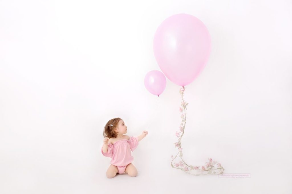 Riesengroßer und winzigkleiner rosa Luftballon für das Geburtstagsfotoshooting in 1220 Wien