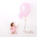 Riesengroßer und winzigkleiner rosa Luftballon für das Geburtstagsfotoshooting in 1220 Wien