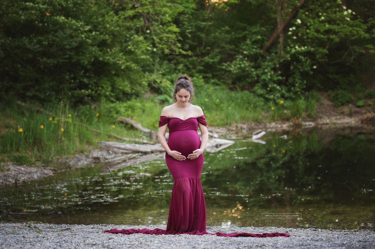 Rotes Kleid für Babybauchshooting bei Outdoorfotos in der Natur