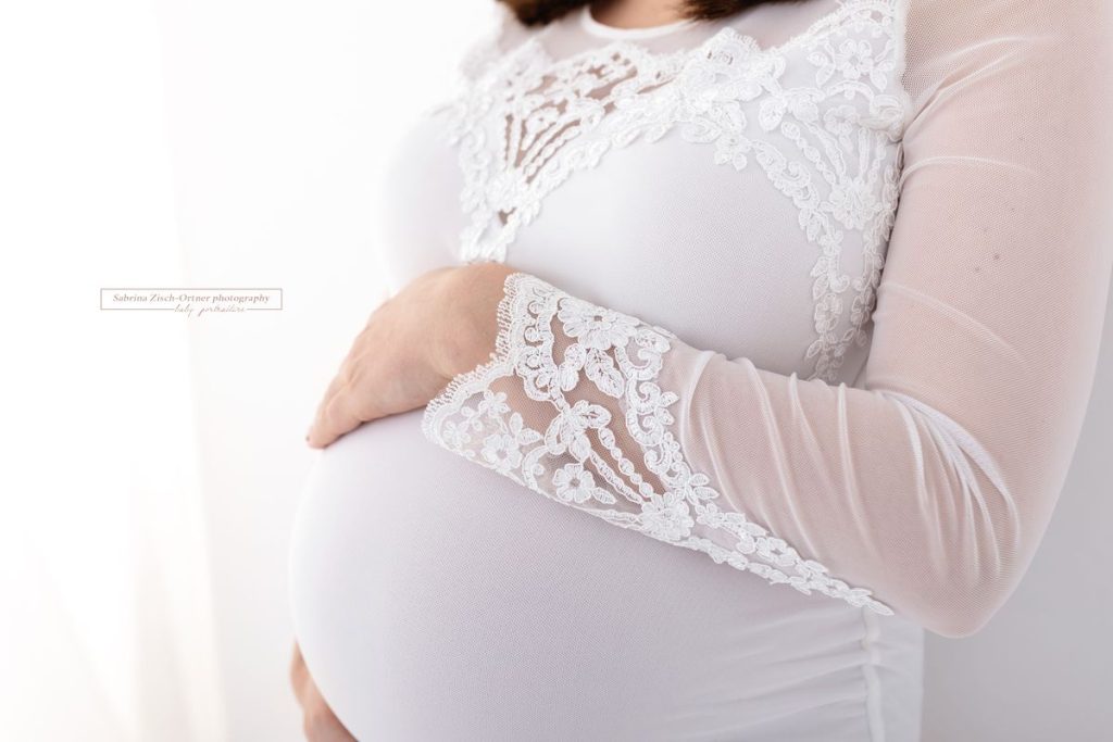 Schwangerschaftsbody mit Spitzenteilen in Weiß