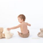 Teddybären Fotos mit Jungen in beigen Hosen